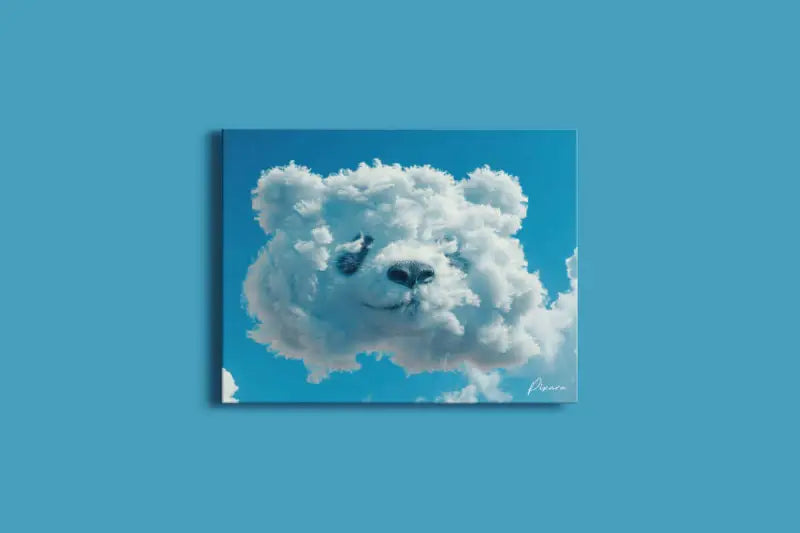 Un tirage sur toile encadré mettant en scène un nuage blanc fantaisiste en forme de visage d’ours sur un ciel bleu éclatant.