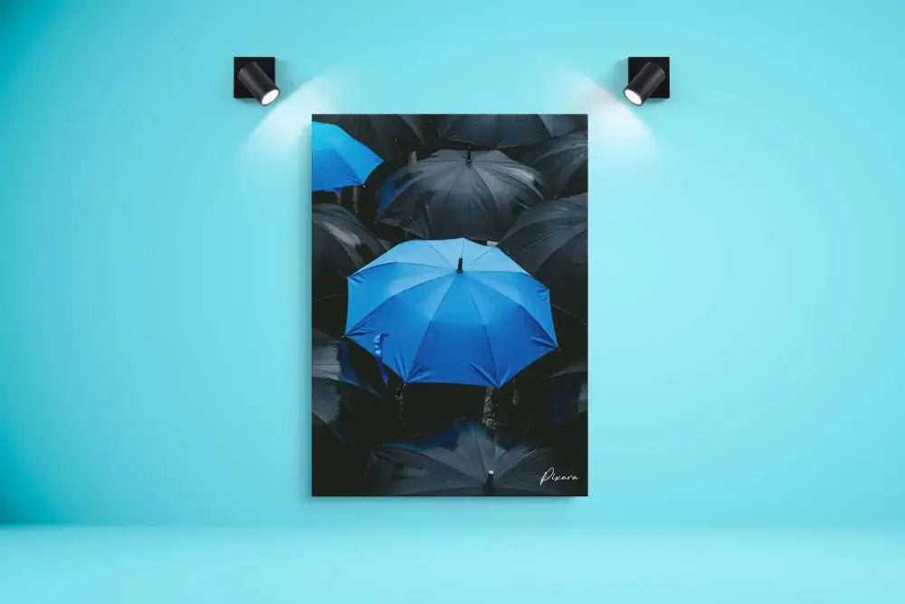 Parapluie bleu vibrant qui se distingue au milieu d’une mer de parapluies noirs dans cette impressionnante impression sur toile.
