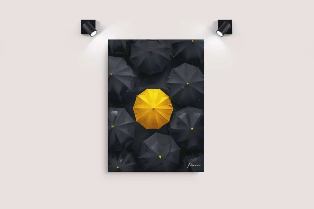 Un parapluie jaune vibrant se distingue sur un fond de parapluies gris foncé dans cette estampe artistique minimaliste.