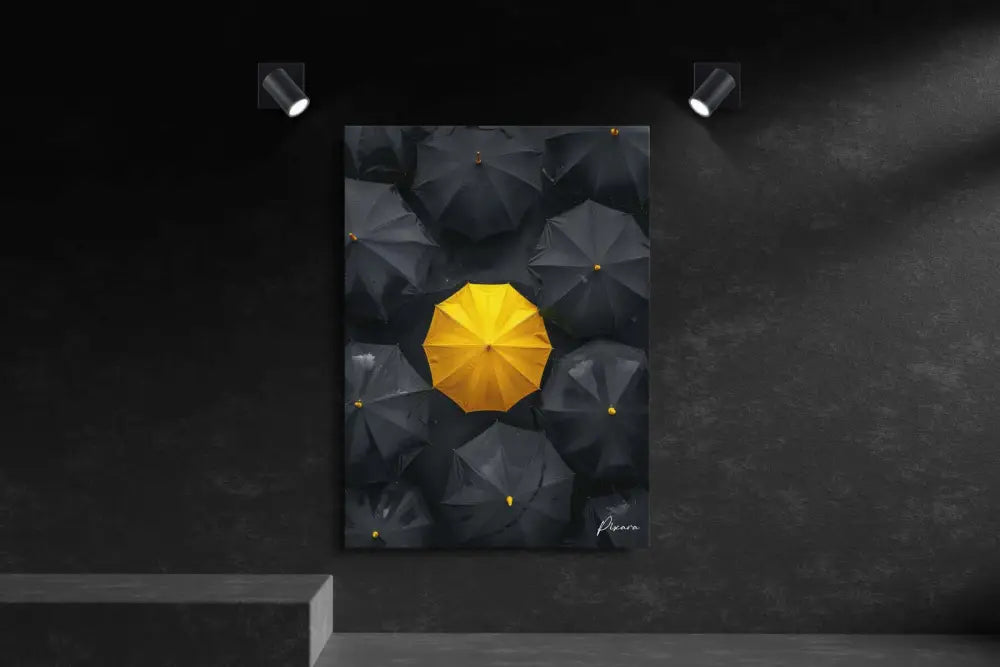 Un parapluie jaune vibrant se distingue sur un fond d’ombrelles gris foncé dans cette estampe artistique minimaliste.