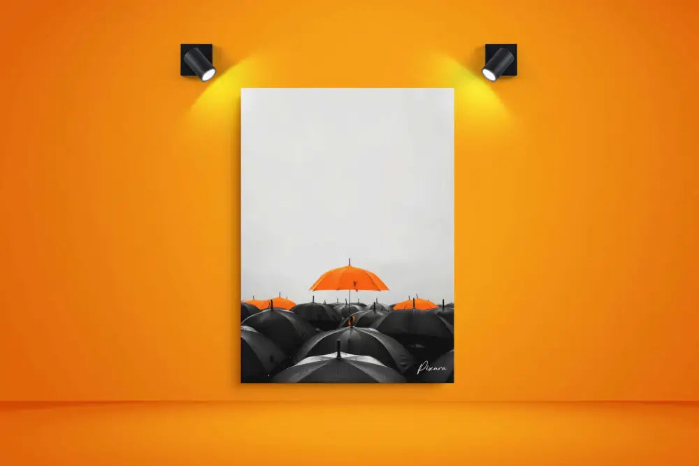 Un parapluie orange vibrant se distingue au milieu d’une mer de parapluies noirs dans cette impression sur toile minimaliste.