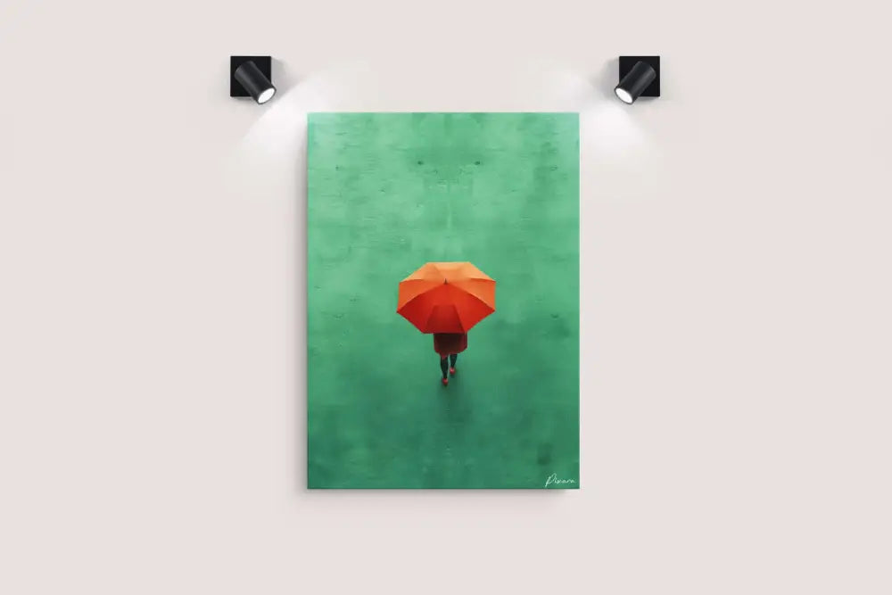 Un parapluie orange vibrant, sa toile complètement ouverte et légèrement incurvée, est centré dans une impression sur toile verte minimaliste.