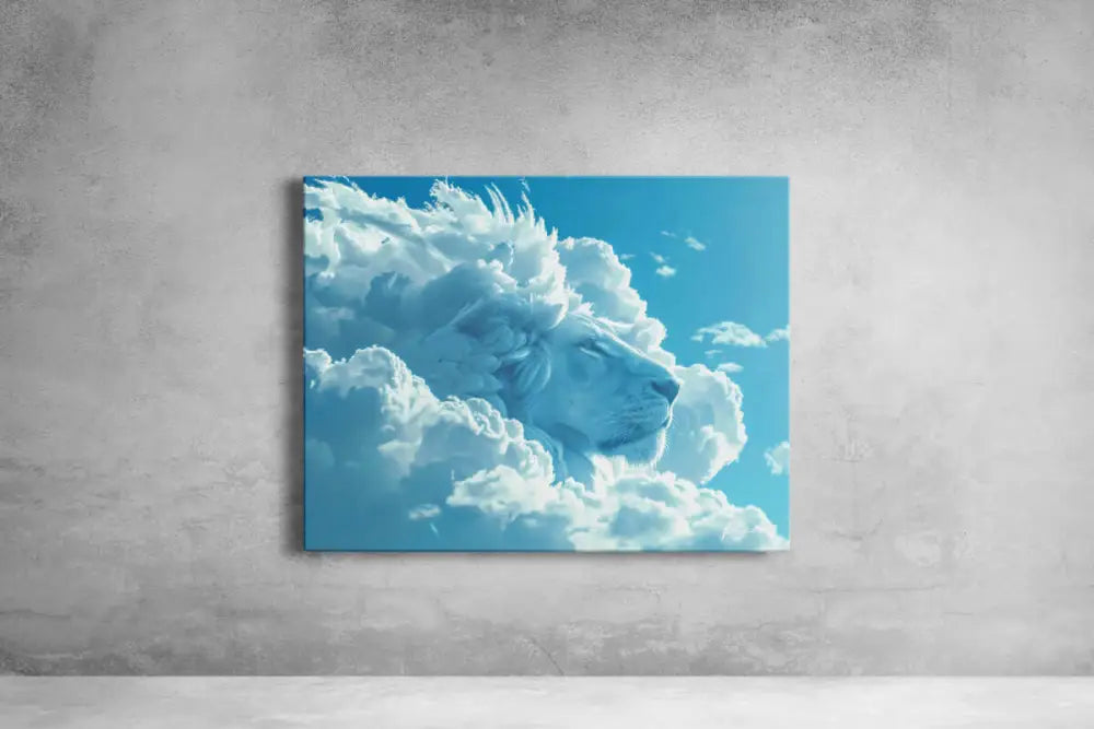 Une impression sur toile rectangulaire mettant en vedette la tête majestueuse d’un lion blanc émergeant de nuages moelleux bleu clair sur un ciel vibrant.