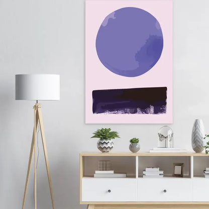 Une peinture abstraite minimaliste présentant un grand cercle violet sur un fond rose doux avec une bande horizontale sombre et texturée en dessous.