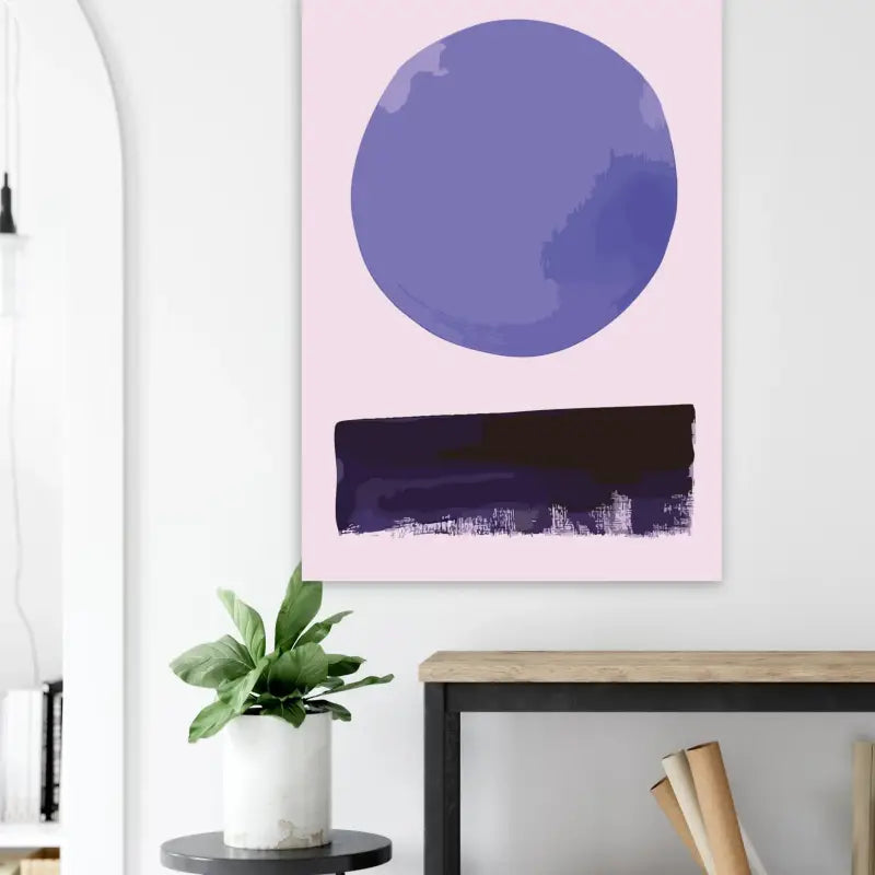 Une peinture abstraite minimaliste présentant un cercle lavande doux au-dessus d’une bande horizontale texturée violet foncé, sur un fond rose pâle.