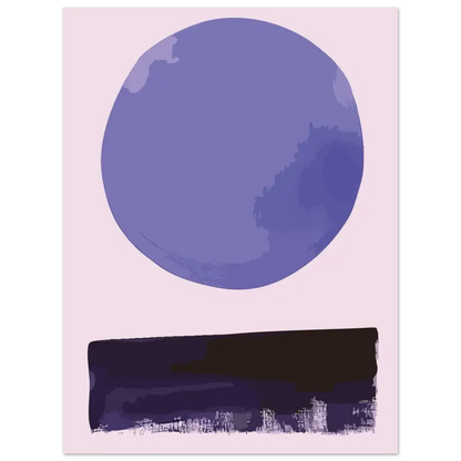 Une estampe d’art abstrait minimaliste mettant en scène un grand cercle violet texturé au-dessus d’une bande horizontale indigo foncé avec des détails subtils de coups de pinceau.