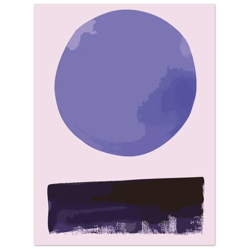 Une estampe d’art abstrait minimaliste mettant en scène un grand cercle violet texturé au-dessus d’une bande horizontale indigo foncé avec des détails subtils de coups de pinceau.