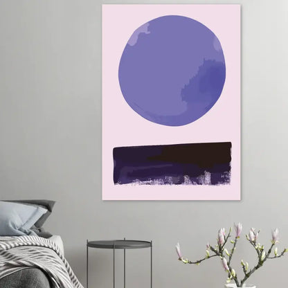 Une peinture abstraite minimaliste présentant un grand cercle violet à texture douce au-dessus d’un coup de pinceau bleu marine foncé sur un fond rose pâle.