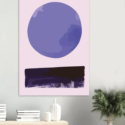 Une impression sur toile abstraite minimaliste présentant un grand cercle violet au-dessus d’une rayure horizontale bleu marine foncé avec des détails subtils de skyline, sur un fond rose doux.
