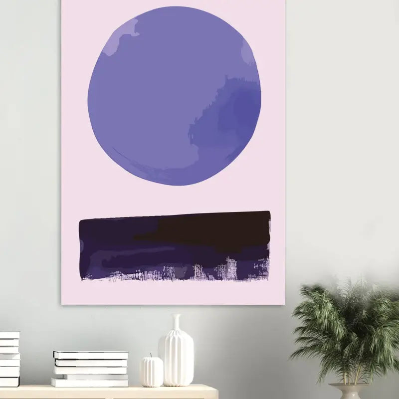 Une impression sur toile abstraite minimaliste présentant un grand cercle violet au-dessus d’une rayure horizontale bleu marine foncé avec des détails subtils de skyline, sur un fond rose doux.
