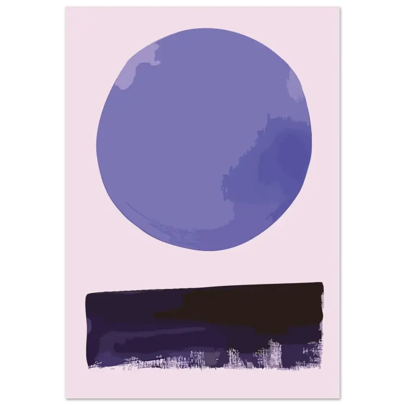 Une impression d’art abstrait minimaliste mettant en vedette un grand cercle violet texturé au-dessus d’une bande horizontale noir violacé foncé avec de faibles silhouettes de skyline urbain.