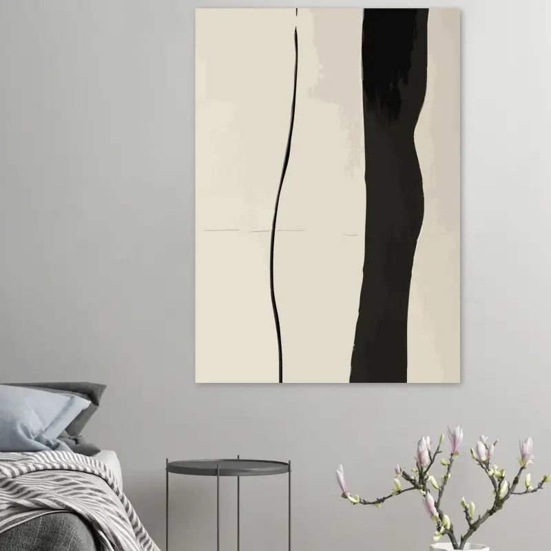 Peinture abstraite sur toile présentant des traits verticaux noirs audacieux sur un fond crème blanc cassé.