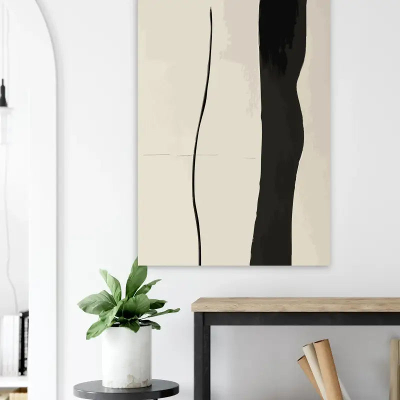 Une peinture abstraite minimaliste sur toile présentant des coups de pinceau noirs audacieux sur un fond beige crémeux.