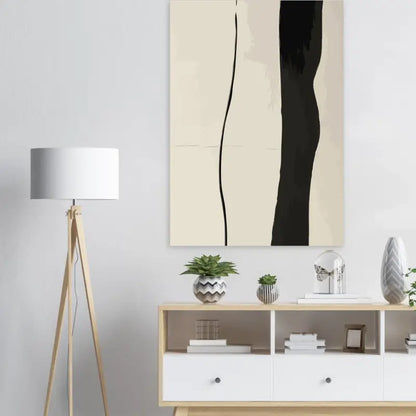 Peinture abstraite sur toile avec des coups de pinceau verticaux audacieux en noir et beige.