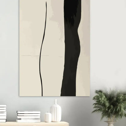 Peinture abstraite sur toile présentant des coups de pinceau noirs audacieux sur un fond crème blanc cassé.