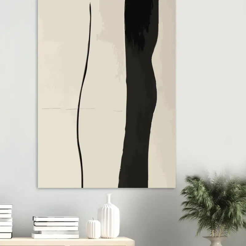 Peinture abstraite sur toile présentant des coups de pinceau noirs audacieux sur un fond crème blanc cassé.