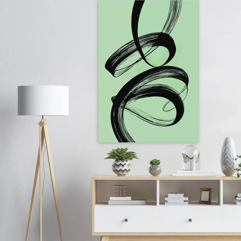 Une toile abstraite moderne présentant des coups de pinceau noirs audacieux sur un fond vert menthe doux.