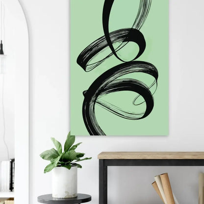 Une peinture abstraite moderne présentant des coups de pinceau noirs audacieux sur un fond vert menthe doux.