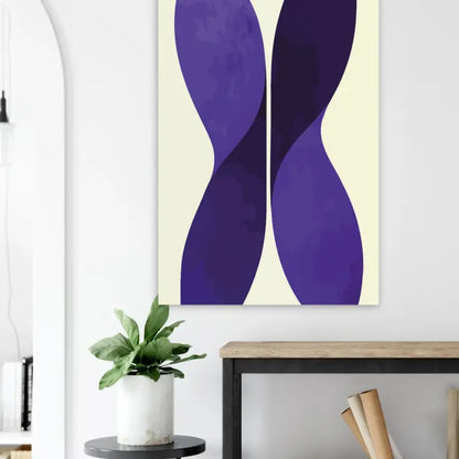 Une peinture abstraite moderne présentant deux formes pourpres symétriques et fluides sur un fond crème blanc cassé.