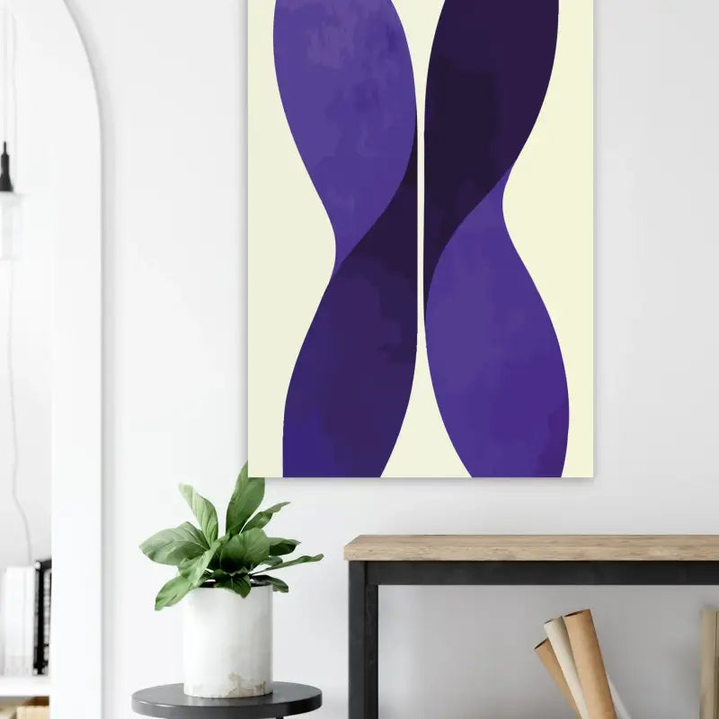 Une peinture abstraite moderne présentant deux formes pourpres symétriques et fluides sur un fond crème blanc cassé.