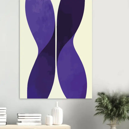 Art abstrait sur toile présentant des formes violettes audacieuses et fluides sur un fond crème blanc cassé.