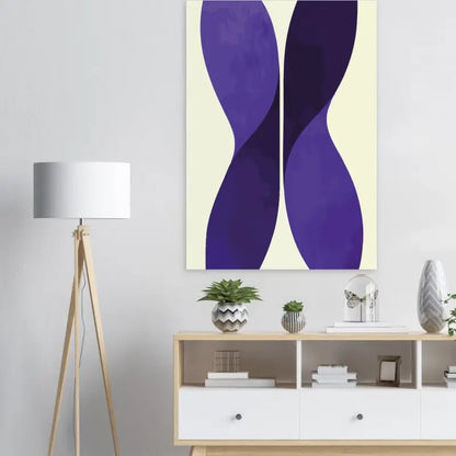 Art abstrait sur toile présentant des formes violettes audacieuses et fluides sur un fond crème ivoire.