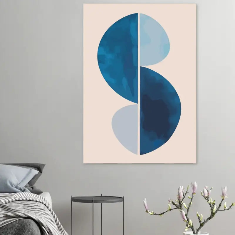 Un tirage sur toile abstrait moderne présentant deux demi-cercles bleus superposés avec un dégradé doux du bleu marine profond au bleu ciel clair, sur un fond beige pâle.