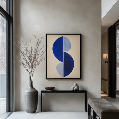 Une peinture abstraite moderne avec des formes circulaires audacieuses bleu et gris clair sur un fond crème, encadrée dans un cadre noir élégant.