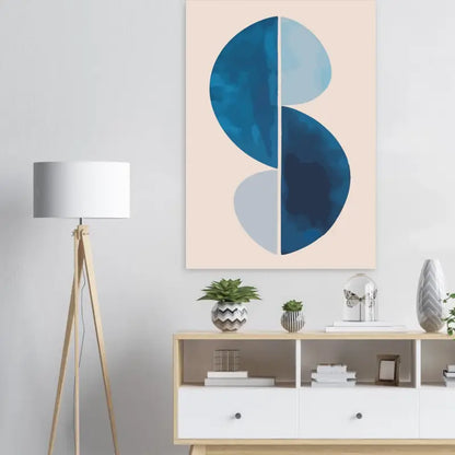 Design circulaire abstrait bleu et gris sur une toile beige.