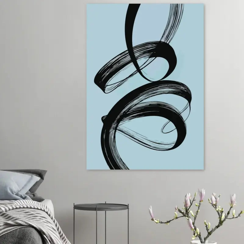 Œuvre abstraite à traits de pinceau noirs sur une toile bleu clair.