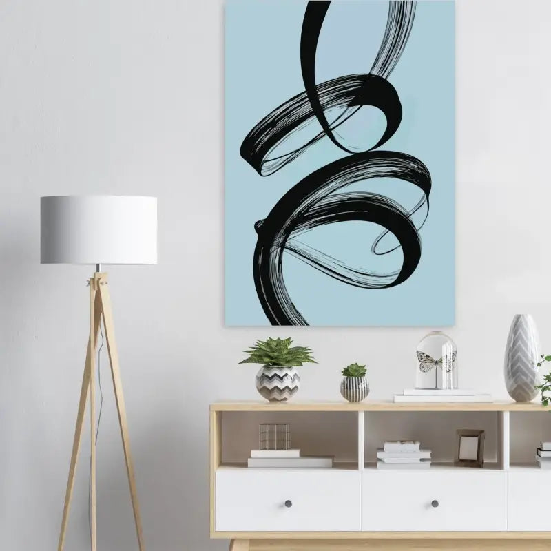 Une toile abstraite moderne présentant des coups de pinceau noirs audacieux sur un fond bleu clair doux.
