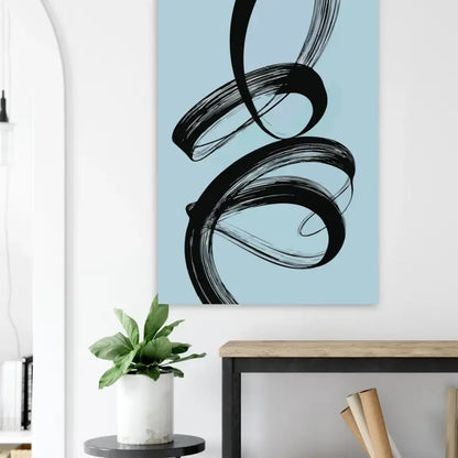 Œuvre abstraite aux coups de pinceau noirs sur une toile bleu clair.