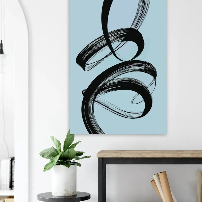 Œuvre abstraite aux coups de pinceau noirs sur une toile bleu clair.