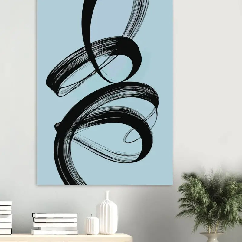 Une impression sur toile abstraite moderne mettant en vedette des tourbillons audacieux de coups de pinceau noirs sur un fond bleu clair doux.