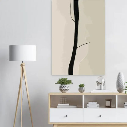Toile abstraite minimaliste présentant une silhouette d’arbre noir audacieuse sur un fond beige doux.