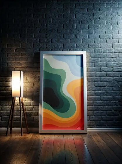 Une peinture abstraite moderne dans un cadre argenté élégant, présentant des vagues fluides de vert, d’orange et de rouge sur un fond bleu doux.