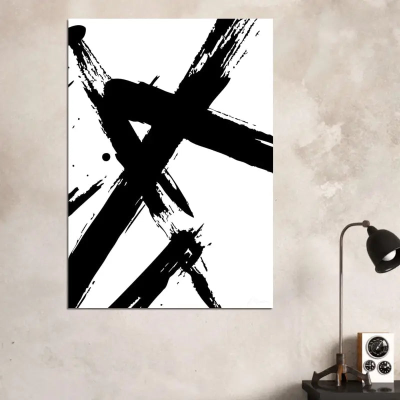 Art abstrait sur toile avec coups de pinceau noirs, traits audacieux et texturés sur fond blanc.