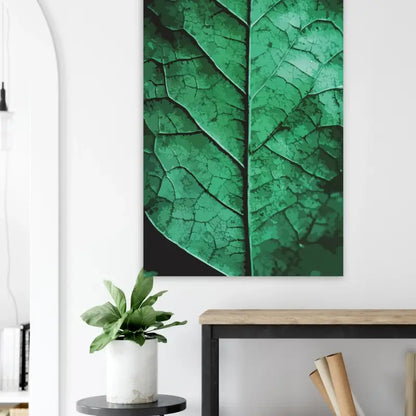 Une impression sur toile d’une feuille verte vibrante avec des motifs de veines complexes et un effet de surface texturée et craquelée.