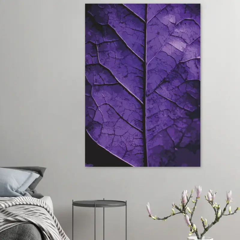 Une impression sur toile d’une feuille violette vibrante avec des motifs de veines complexes et une surface texturée et craquelée.