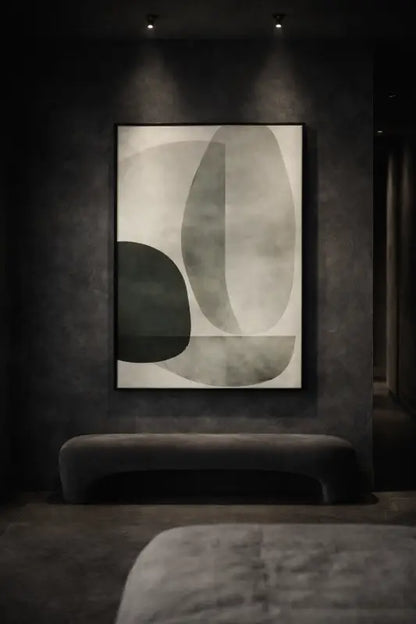 Une peinture abstraite moderne avec des formes en gris doux et en vert atténué sur une toile blanche, encadrée dans un cadre noir élégant.