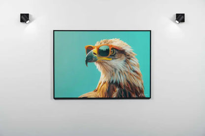 Une impression sur toile encadrée présentant une peinture détaillée d’un aigle portant des lunettes de soleil orange sur un fond turquoise.