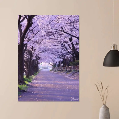 Un tirage sur toile rectangulaire représentant un chemin serein bordé d’arbres de cerisiers en fleurs sous un ciel violet doux.