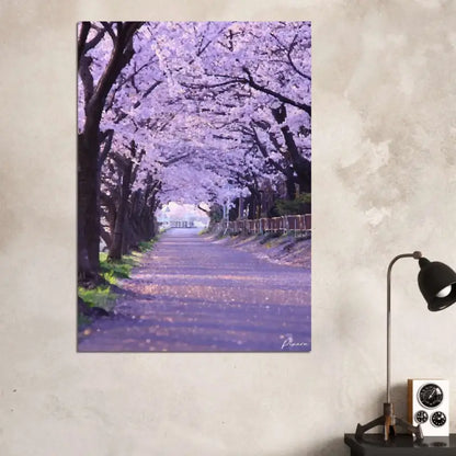 Une impression sur toile rectangulaire représentant un chemin serein bordé d’arbres de cerisiers en fleurs sous un ciel violet doux.