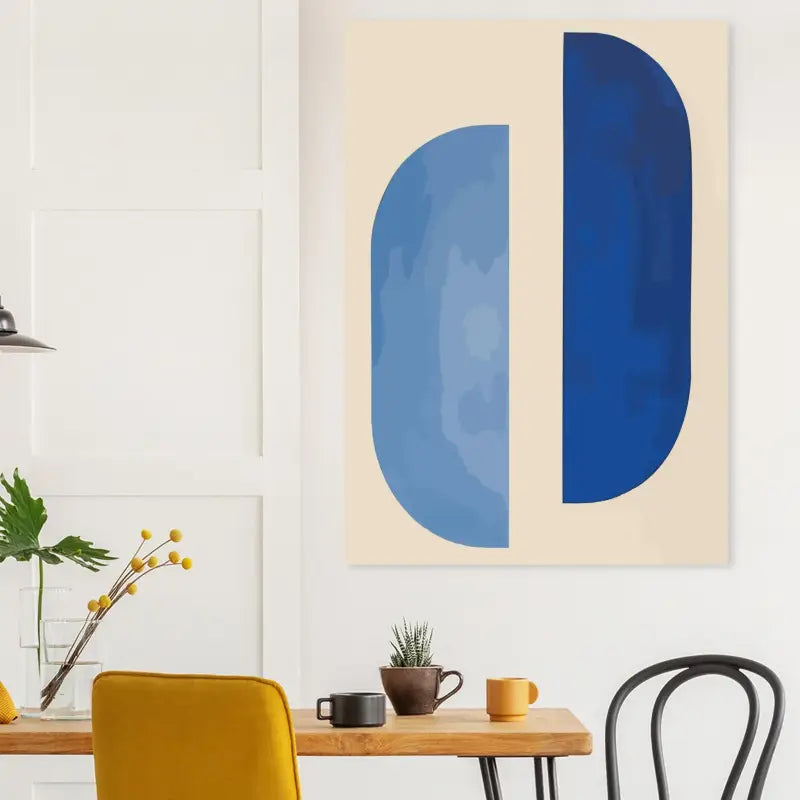 Une peinture abstraite moderne sur toile présentant un design géométrique audacieux bleu sur un fond crème.