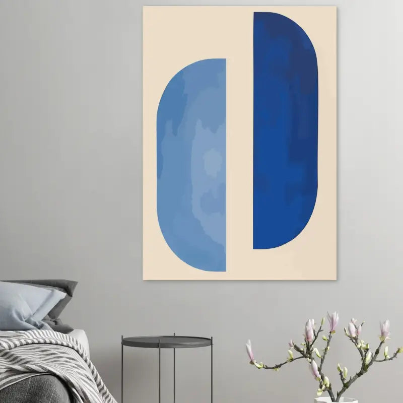 Art abstrait sur toile bleu et crème mettant en scène des formes géométriques audacieuses et courbées.