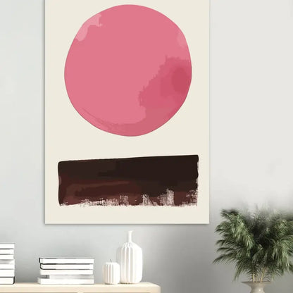 Une impression sur toile minimaliste mettant en scène une forme circulaire rose audacieuse au-dessus d’une silhouette abstraite de ville dans un brun foncé.