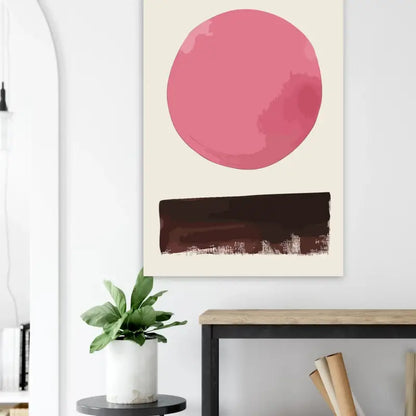 Une impression sur toile abstraite minimaliste présentant une forme circulaire rose doux au-dessus d’une bande horizontale texturée marron foncé sur un fond blanc cassé.
