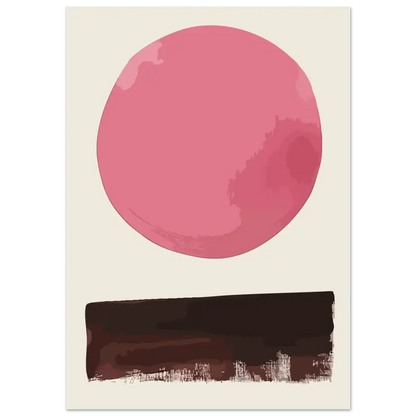 Une estampe d’art abstrait minimaliste mettant en scène une forme circulaire rose audacieuse au-dessus d’une bande horizontale marron foncé avec de faibles silhouettes architecturales.