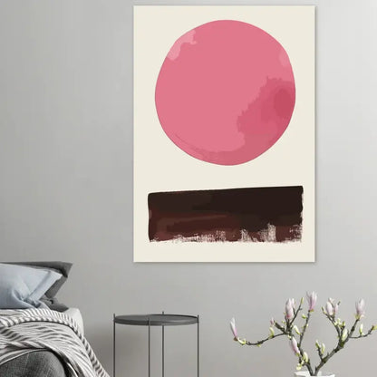 Une impression sur toile abstraite minimaliste présentant une forme circulaire rose doux au-dessus d’une bande horizontale texturée marron foncé sur un fond blanc cassé.