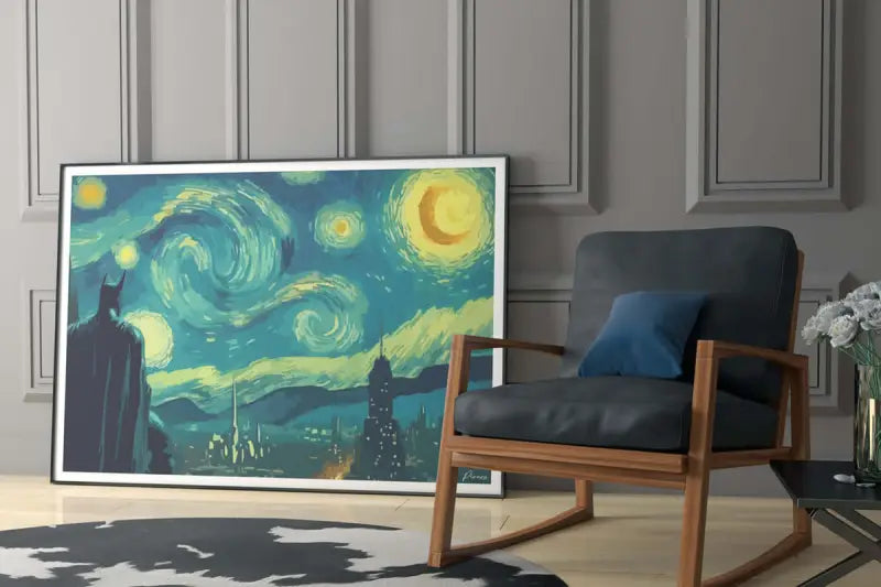 Une œuvre d’art encadrée présentant une version stylisée de « La Nuit étoilée » de Van Gogh avec des silhouettes de Batman sur fond de ciels tourbillonnants turquoise et jaune, présentée dans un cadre blanc élégant.